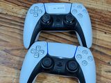deux manettes de jeux vidéo posées sur un parquet