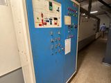 une armoire bleue munie de boutons, située dans un immeuble