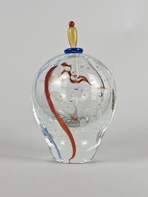 une bouteille en verre ornée d'un motif rouge, blanc et bleu