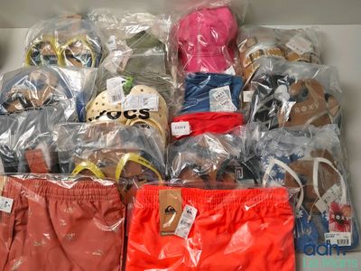 de nombreux sacs de vêtements posés sur une table