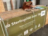 une boîte posée par terre devant un immeuble