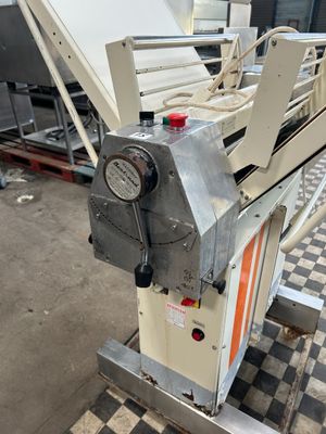 une machine posée sur un sol à damier