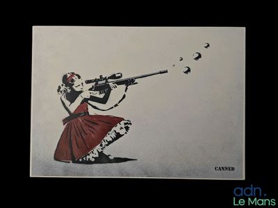 une image représentant une femme armée d'un pistolet en train de tirer sur la Lune