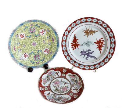 trois assiettes ornées de motifs d'oiseaux et de fleurs sur un fond blanc