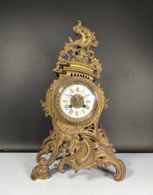 une horloge en or posée sur une table
