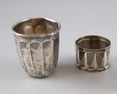 deux tasses en argent posées l'une à côté de l'autre sur une table