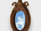 un miroir entouré d'une corde, avec le ciel en arrière-plan