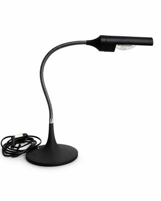 une image représentant une lampe de bureau munie d'un cordon d'alimentation