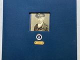 une vieille photo d'un homme en uniforme militaire dans une boîte bleue