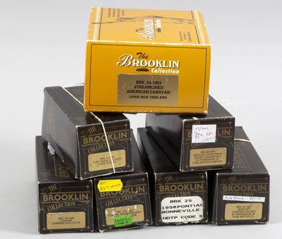 Plusieurs cartons d'alcool sont empilés les uns sur les autres