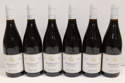 six bouteilles de vin sont alignées sur une table