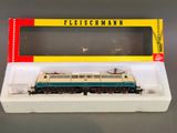 un gros plan sur un petit train miniature dans une boîte posée sur une table
