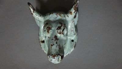 un gros plan d'une tête de cheval sur un mur