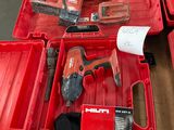 tout un tas d'outils rangés dans une boîte rouge
