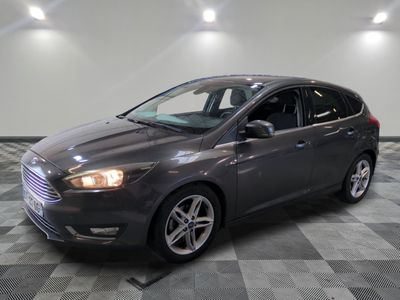 La Ford Focus 2013 est garée dans une salle blanche