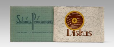 un vieux livre sur lequel figure l'image d'un disque et dont la couverture représente également un disque