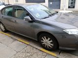 une voiture argentée garée au bord de la rue