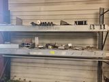 une photo d'un garage avec une étagère remplie d'outils