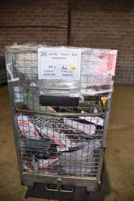 un chariot métallique contenant tout un tas d'objets