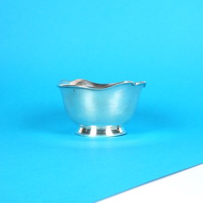 une image représentant un bol argenté sur fond bleu