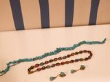 Des colliers et des bracelets sont exposés sur une table dans une pièce