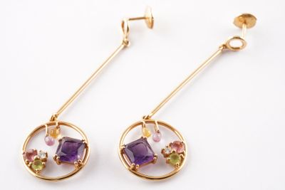 boucles d'oreilles plaquées or avec de l'améthorate, de l'améthorate et des pierres multicolores