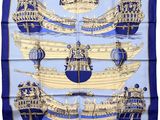 un gros plan sur un foulard carré bleu et blanc orné de bateaux