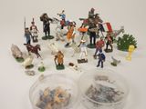 un grand nombre de figurines posées sur une table