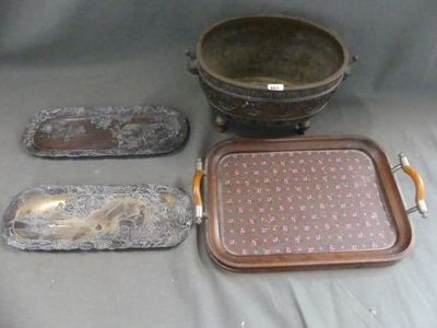 trois plateaux et un saladier posés sur une table