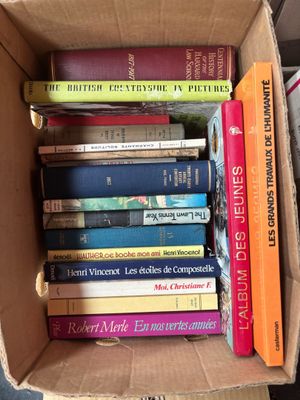 une boîte pleine de livres posée sur une table