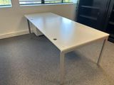 une photo d'un bureau blanc dans une pièce vide