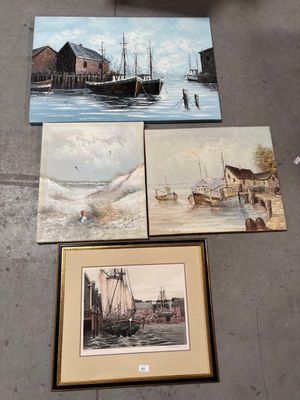 Plusieurs tableaux représentant des bateaux sont exposés au rez-de-chaussée d'un immeuble