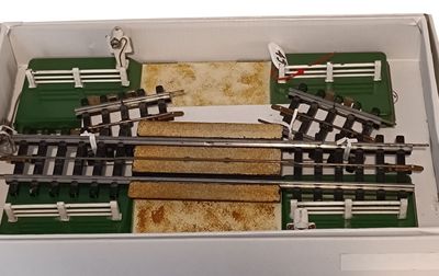une boîte contenant un train sur une table
