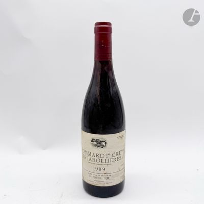 une bouteille de vin posée sur une table