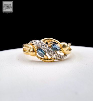 une image représentant une bague en or sertie de diamants bleus et blancs