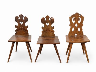 trois chaises en bois aux dossiers sculptés sont disposées côte à côte