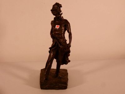 statue en bronze représentant un homme avec un autocollant sur la poitrine