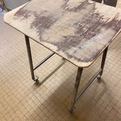 une table sale au milieu d'une pièce