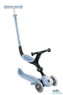 un gros plan d'un scooter avec des roues et un guidon