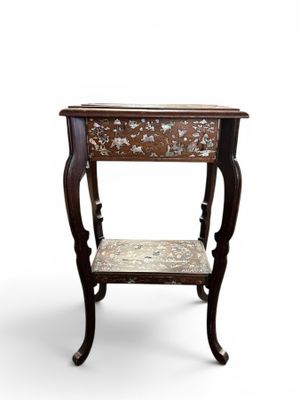 une photo d'une table en bois ornée d'un motif floral