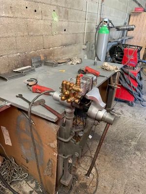une machine posée sur une table dans une pièce