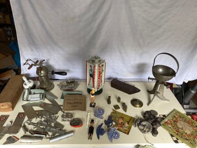 une table blanche sur laquelle sont posés de nombreux objets