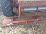 un tracteur garé à côté d'une machine