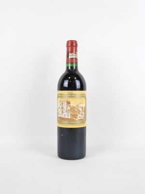 une bouteille de vin rouge posée sur une table blanche