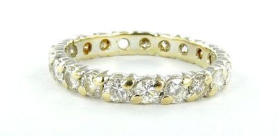 gros plan d'une bague en diamant sur une surface blanche