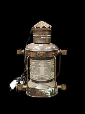 une grande lanterne en métal surmontée d'une lampe