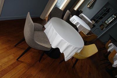 SUR DESIGNATION : Vingt-sept chaises assise tissu *** Si pas…