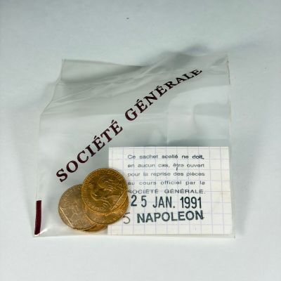 une photo montrant une pièce et un ticket posés sur une table