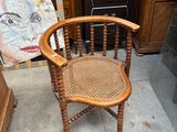 une chaise posée devant une commode
