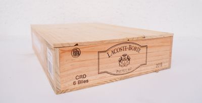 une boîte en bois portant une étiquette